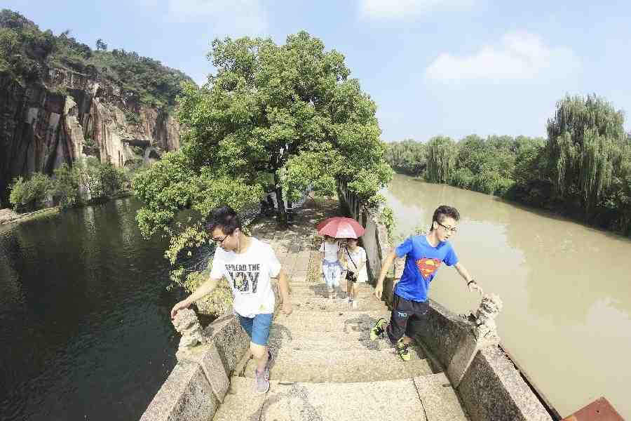 浙江紹興東湖景區再現&ldquo;陰陽河&rdquo;
