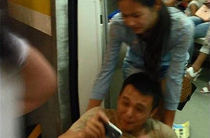 男子玩手機 被女友強行拖進地鐵