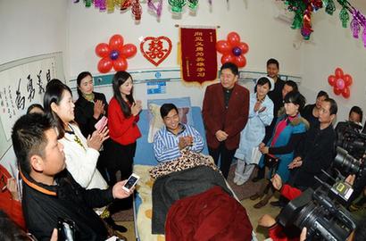 江西&ldquo;最美新郎&rdquo;何洪成病房里完婚