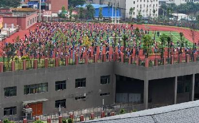重庆中学生&ldquo;空中操场&rdquo;齐做课间操