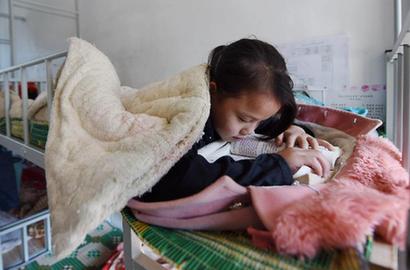 刻苦学习的瑶山娃