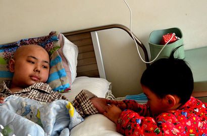 白血病房里的两岁&ldquo;陪床娃娃&rdquo;