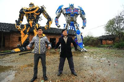 湖南衡阳农民父子用废旧汽车做变形金刚