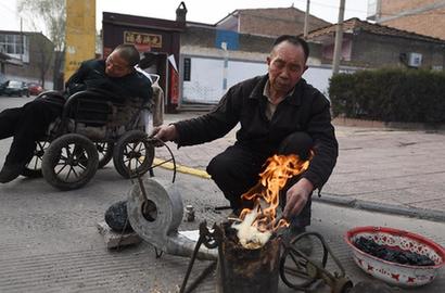 &ldquo;爆米花老人&rdquo;义养房东脑瘫遗子15年