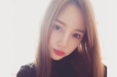 李小璐晒自拍美照撞脸Angelababy