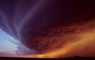 美摄影师冒险捕捉奇异天气现象