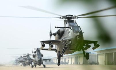 实拍解放军武装直升机机群超低空飞行训练