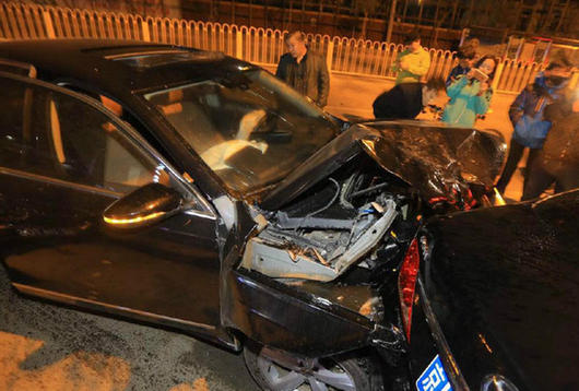 轿车公路上连撞6车 醉酒男称代驾跑了