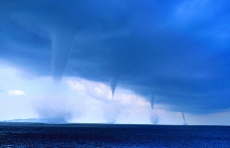 全球罕见的"龙吸水"奇观