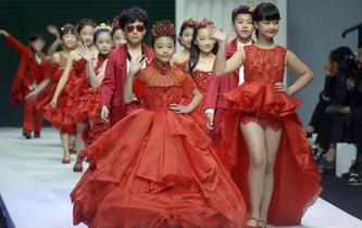 童模亮相时装周 萌态十足