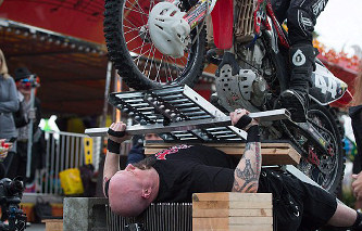 特技演员躺钉床被70辆摩托车辗过 刷新世界纪录