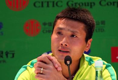 中国足坛名将邵佳一宣布将退役 泪洒新闻发布会