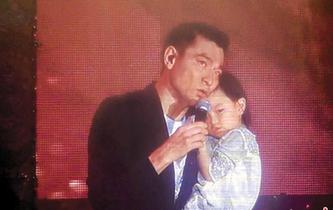 刘德华庆54岁生日举行派对 全家福首次曝光