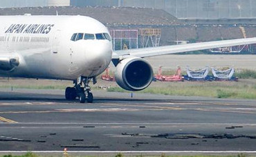 桃园机场柏油道面被强风掀翻 班机大排长龙