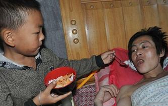 图片故事：7岁娃独自照顾瘫痪父亲 爸爸曾想自杀