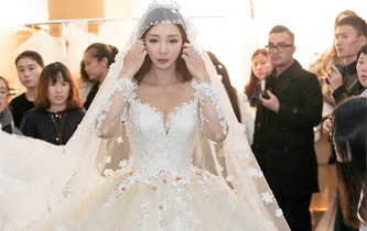 柳岩穿50斤婚纱惊艳走秀 大方回应整容问题