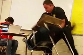 美国警察对黑人女学生动粗遭解职