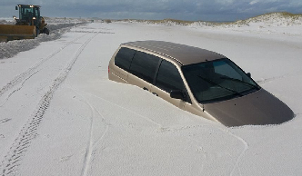 强风席卷美国海岸 沙尘堆积1.5米高淹没公路