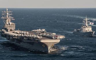 俄军机飞临美国航母上空 美日战机跟踪