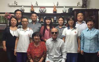 姚广盛家庭：老夫妻妙手仁心 义务为群众看病