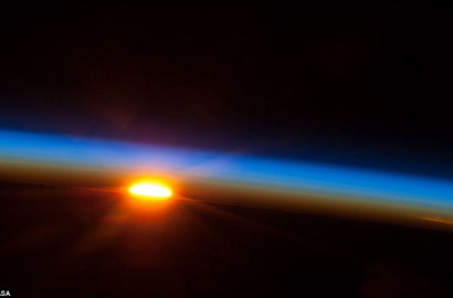 宇航员捕捉南太平洋日出壮美画面