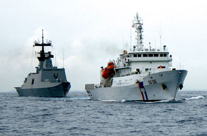 台湾当局向争议水域派出军舰