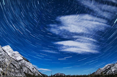 加拿大摄影师捕捉洛基山脉极光