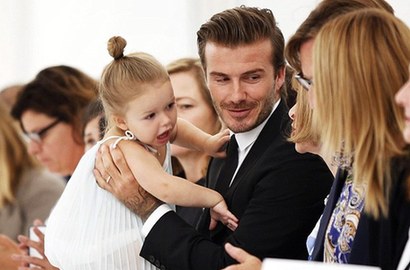 小貝抱女兒看辣妹走秀 調皮小七與老爸打鬧