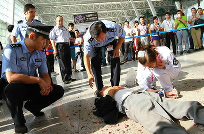 男子武漢機場航站樓放鞭炮 警方已將其控制