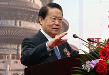 卫生部前副部长殷大奎致祝贺词。