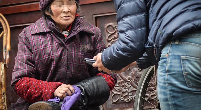 成都&ldquo;股神婆婆&rdquo;隐身闹市擦皮鞋 胜多败少个性十足