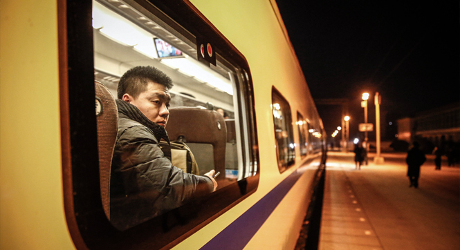 【图片故事】火车上的跨省上班路