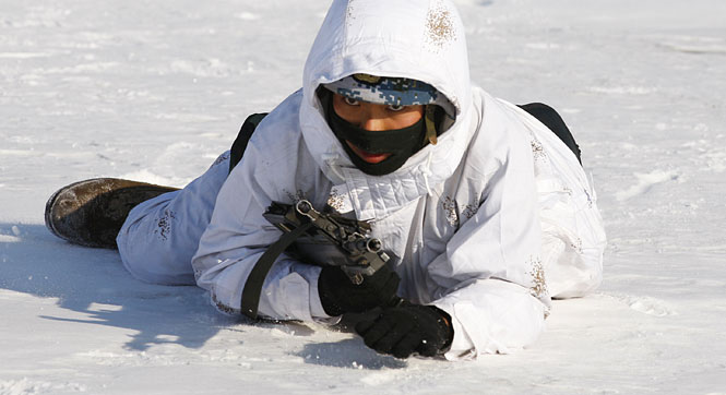 海军陆战队赴东北寒区进行连续跨昼夜综合战术演练