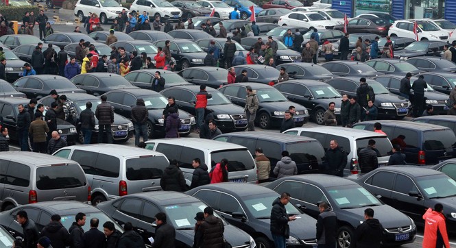 首批中央和国家机关公车拍卖开槌 场面火爆