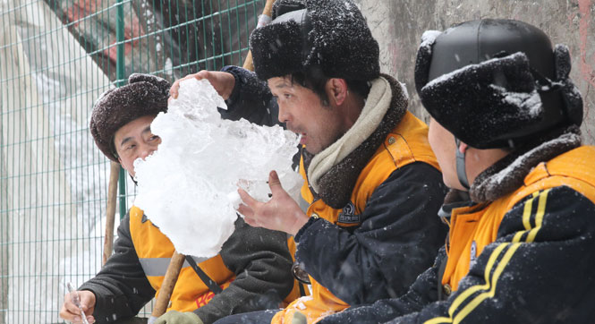 秦岭深山中的打冰人：吃冰块解渴