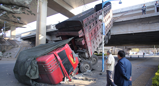 昆明一大货车失控撞断护栏冲下桥&ldquo;脸&rdquo;着地