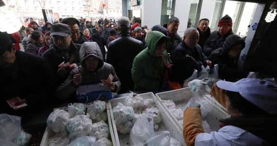 北京：市民排百米长队买元宵