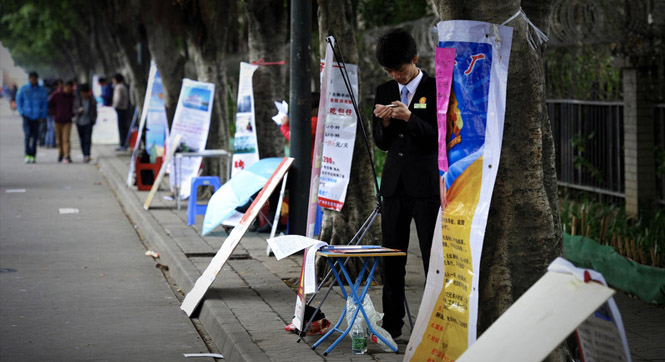 广东佛山&ldquo;招工一条街&rdquo;摆摊招人