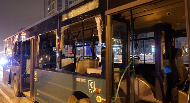 杭州一公交深夜追尾 多人受伤送医