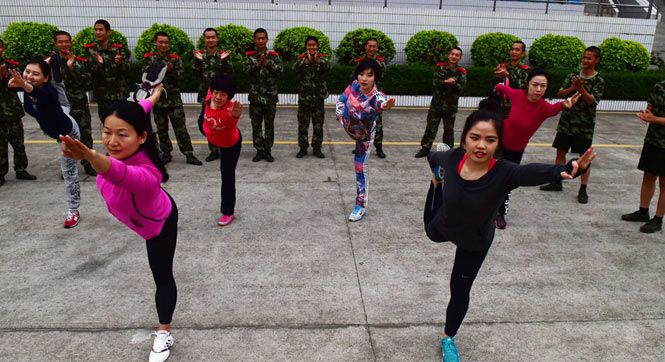 广东武警警花教授战士瑜伽动作庆妇女节