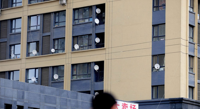 沈阳一高层建筑悬挂数百个&ldquo;锅盖&rdquo;蔚为壮观