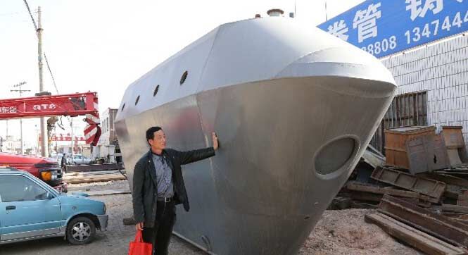 五旬农民举债造潜水艇 可乘坐15人