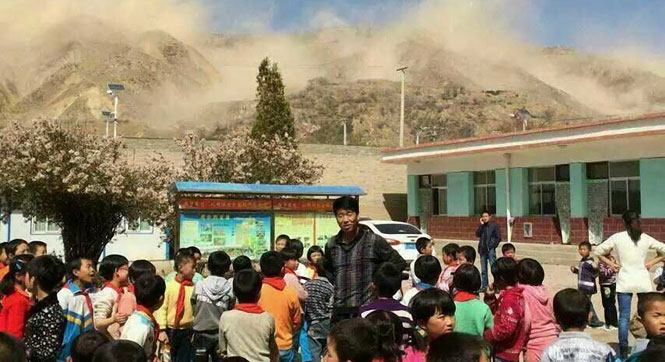 甘肃临洮地震引山体滑坡 学生到操场避难