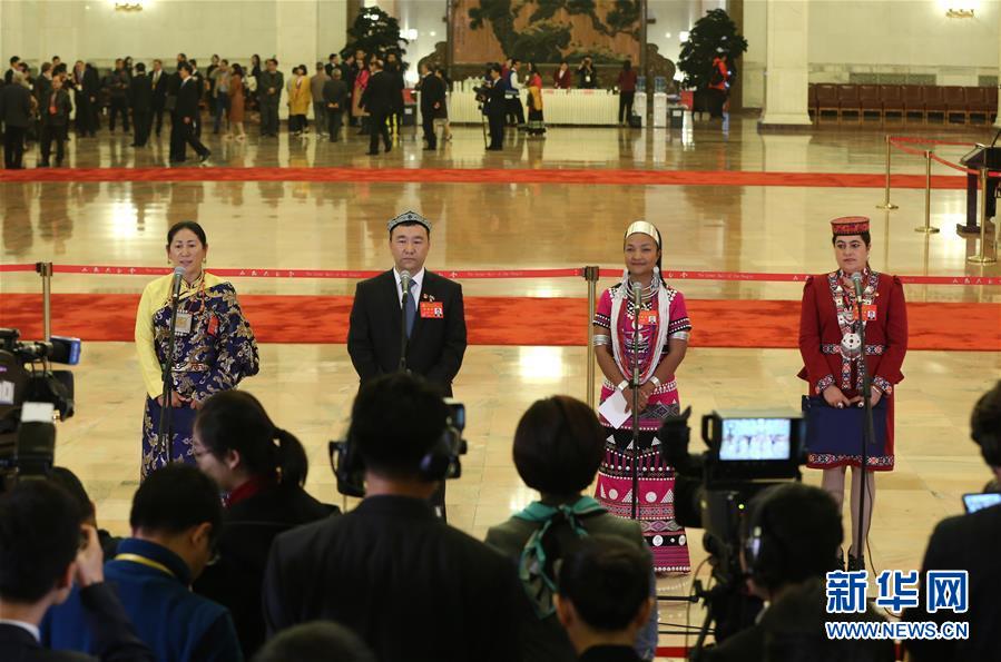 （十九大&middot;党代表通道）（9）采访党代表