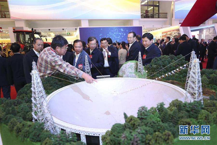 （十九大&middot;圖文互動）不忘初心 不負時代&mdash;&mdash;黨的十九大代表參觀&ldquo;砥礪奮進的五年&rdquo;大型成就展 