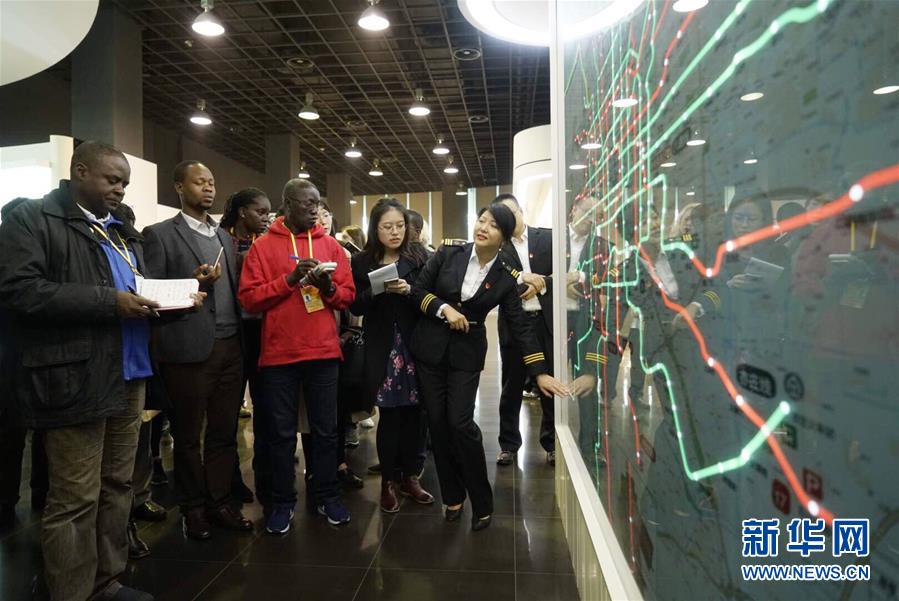 （十九大&middot;XHDW）（5）中外记者会外感受北京轨道交通