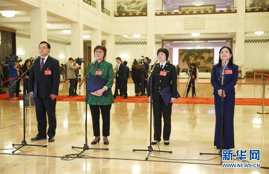 （十九大&middot;党代表通道）（19）采访党代表