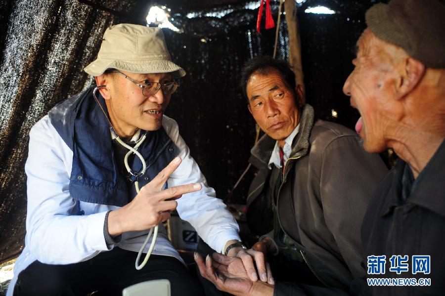 （十八大代表风采录&middot;图文互动）（2）&ldquo;草原曼巴&rdquo;王万青：风雪草原路 大爱民族情