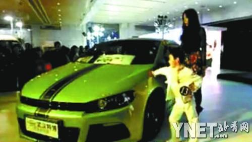 车展那天另有男童模特在展示