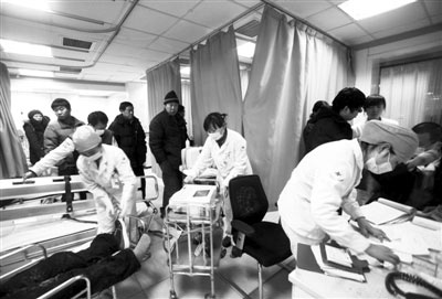 2011年1月26日晚，北京999急救中心急诊科，医生护士正在为患者治疗。新京报记者 郭铁流摄